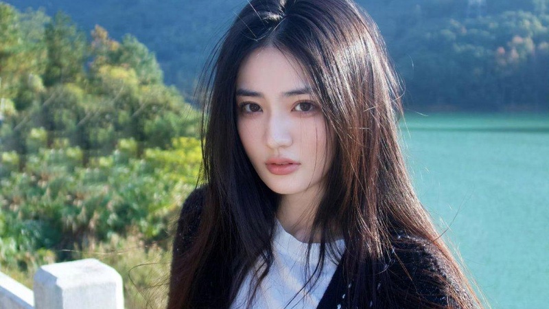徐璐机场素颜坐经济舱给粉丝递糖被夸真人比精修美十倍