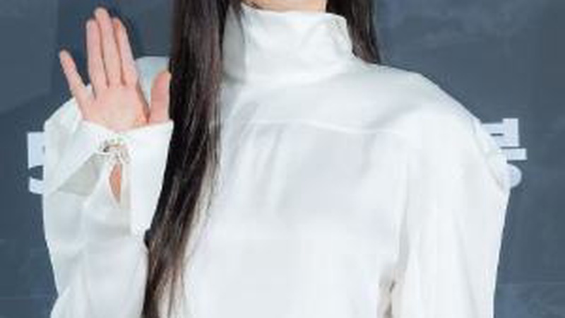 全智賢坎城路透：與時間並肩的黑衣優雅